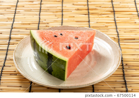 西瓜(切)。在背景窗簾中的夏天圖像。 西瓜(切)。在背景窗簾中的夏天圖像。 67500114