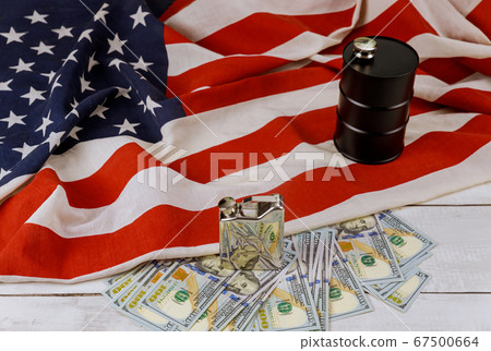Oil of the black barrel of oil of one hundred US 67500664