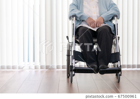 老人坐在輪椅上 67500961