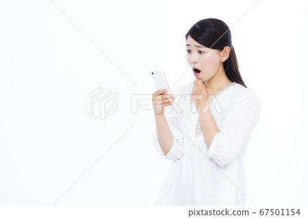 30年代女性智能手機白色背景 67501154