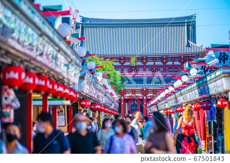東京的城市景觀,在日本的淺草寺(新的電暈面具圖)中受到遊客的歡迎 東京的城市景觀,在日本的淺草寺(新的電暈面具圖)中受到遊客的歡迎 67501843