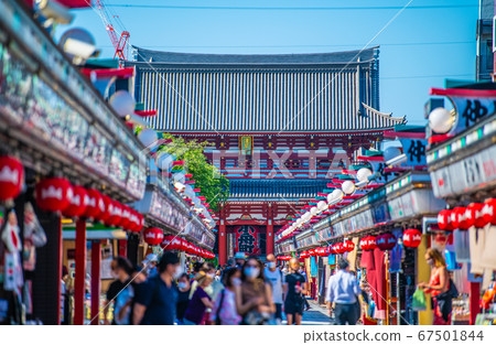 東京的城市景觀，在日本的淺草寺（新的電暈面具圖）中受到遊客的歡迎 67501844