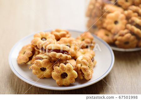 Cracker with pineapple jam (flower shape) on plate 67501998