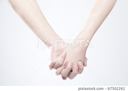 男性和女性加入手 67502262