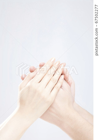 男性和女性手牽著手 男性和女性手牽著手 67502277