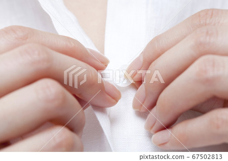 手拿著一個按鈕 67502813