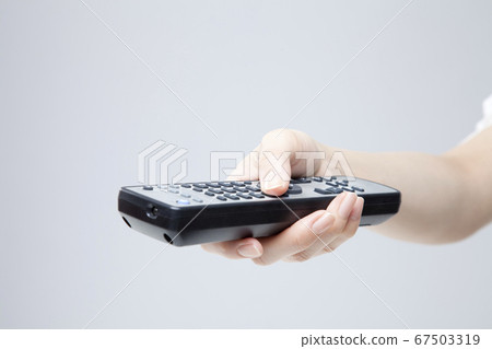 手拿著遙控器 手拿著遙控器 67503319
