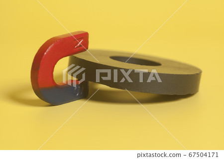 Round and horseshoe magnets 67504171