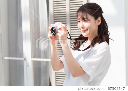 女人在戶外拍攝相機 67504547