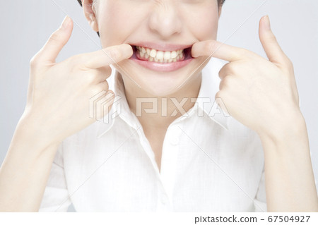 A woman who changes face A woman who changes face 67504927