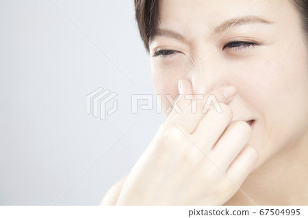 一個女人抱著一個鼻子 67504995