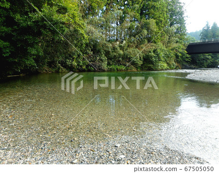Clear water flowing through the mountains Clear water flowing through the mountains 67505050