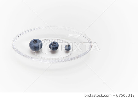 早晨剛摘下的各種藍莓 67505312