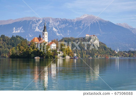 教堂,布萊德湖,斯洛文尼亞的全景視圖 教堂,布萊德湖,斯洛文尼亞的全景視圖 67506088