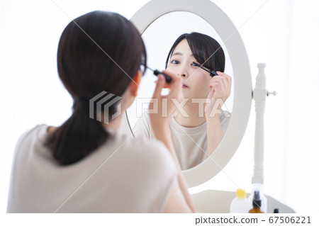 Woman doing make-up 67506221