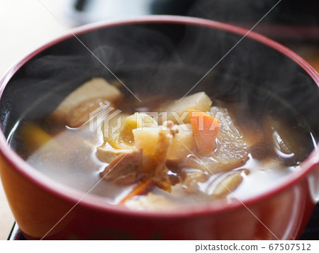 一道加入麻糬的濃湯,是日本傳統的新年菜餚。 一道加入麻糬的濃湯,是日本傳統的新年菜餚。 67507512