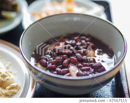 甜紅豆湯和麻糬湯，日式甜點和新年 67507513