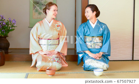 外國和日本婦女參加茶道 67507927