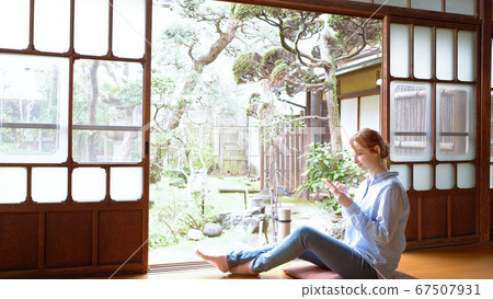 Foreign women living in Japan operate smartphone 67507931