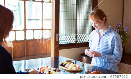 外國婦女吃壽司 67507932