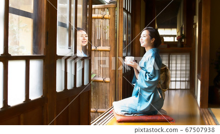 女人穿著和服喝茶 67507938