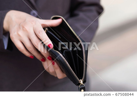 Business women use credit cards  67508044