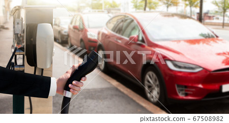 Hand with charger Hand with charger 67508982