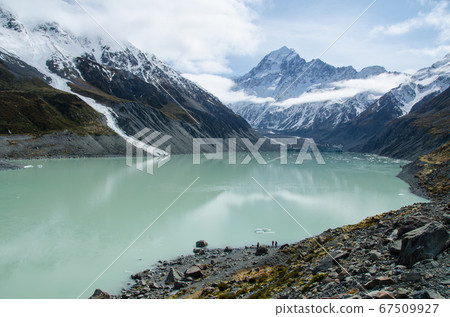 Hooker Lake with snow covered Mount Cook in the background, South Island, New Zealand Hooker Lake with snow covered Mount Cook in the background, South Island, New Zealand 67509927