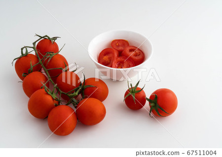 Some tomatoes 67511004