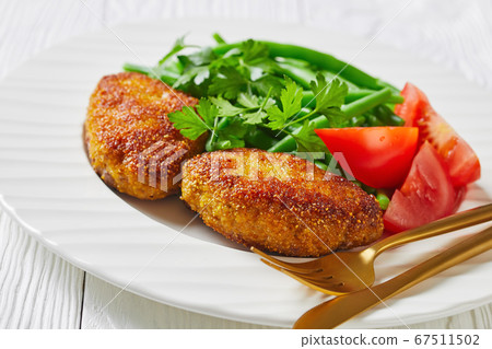 meat patties with green bean and tomatoes 67511502