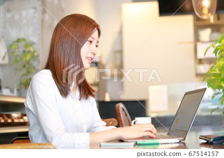 準備在一家咖啡館的財務報告材料的女商人 67514157