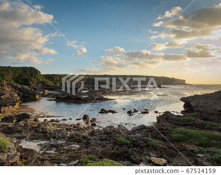 宮古島的沿海景觀，一個陽光明媚的早晨的旅遊島 67514159