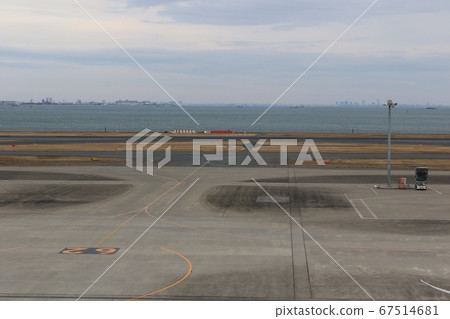 Taxiway at Haneda Airport 67514681