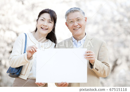 Middle couple with message board 67515118