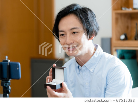 A man who proposes online [smartphone] 67515388