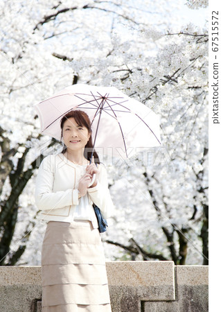 中年女人打著傘 中年女人打著傘 67515572