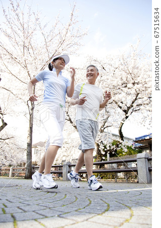 高級夫婦慢跑 67515634