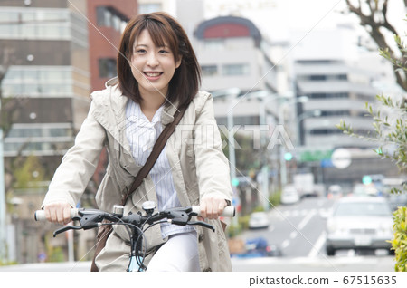 騎自行車的女人 騎自行車的女人 67515635