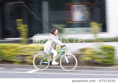 騎自行車的女人 騎自行車的女人 67515639
