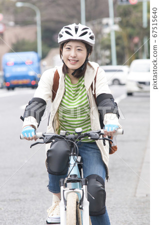 騎自行車的女人 67515640