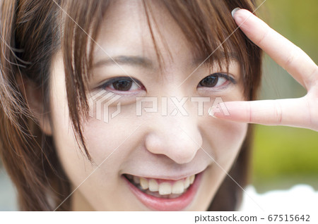 一個女人帶著微笑 67515642