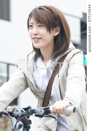 騎自行車的女人 67515644