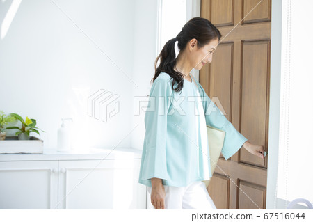 女人打開前門 女人打開前門 67516044