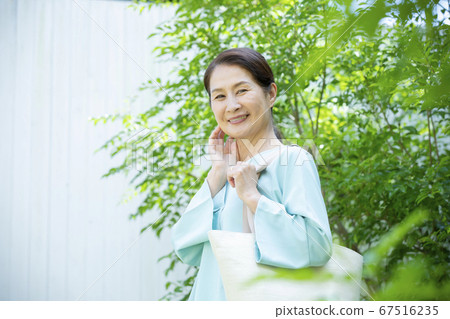 一個女人出去 67516235