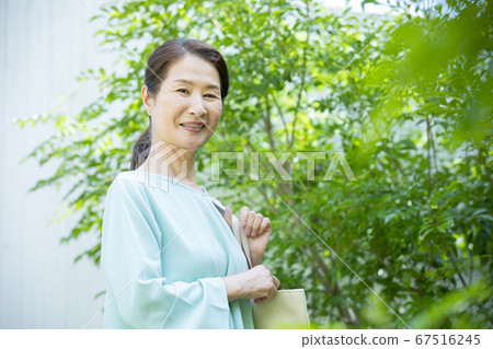 A woman going out 67516245