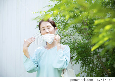 一個戴著口罩和出去的女人 67516252