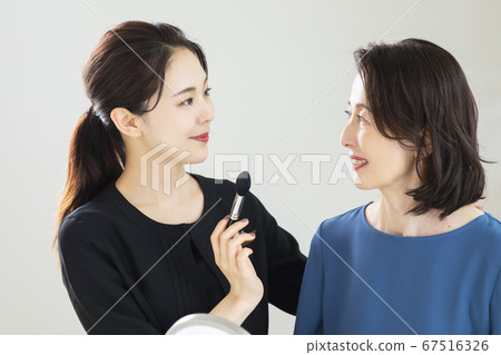 美容人員高級女人 67516326