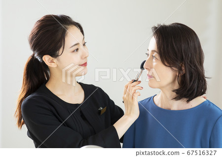 美容人員高級女人 67516327