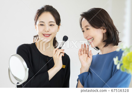 Beauty Staff Senior Woman 67516328