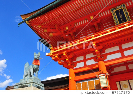 Kyoto Fushimi Inari Taisha Romon and the fox sitting in front of the gate Kyoto Fushimi Inari Taisha Romon and the fox sitting in front of the gate 67517170